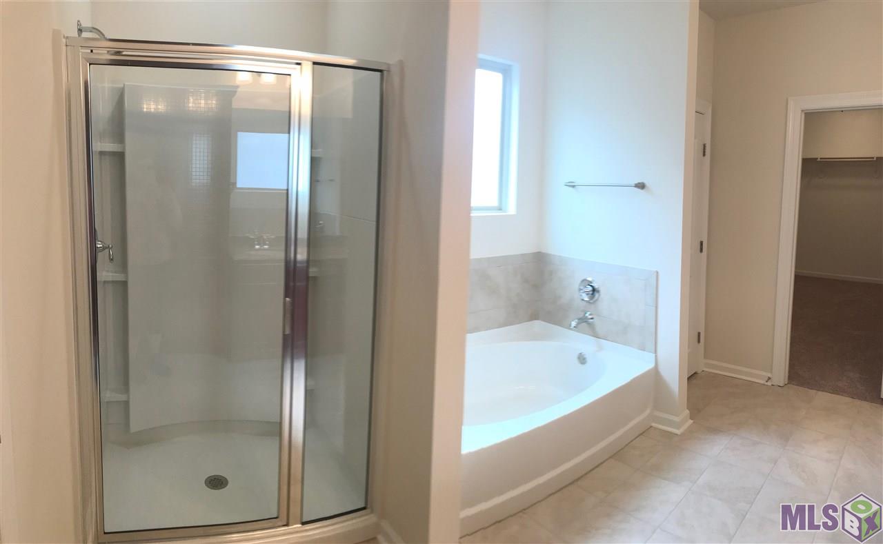 1418 Gardenia Lane Baton Rouge, LA 70820 - Photo 11 of 20 Master en suite - separate shower and tub!