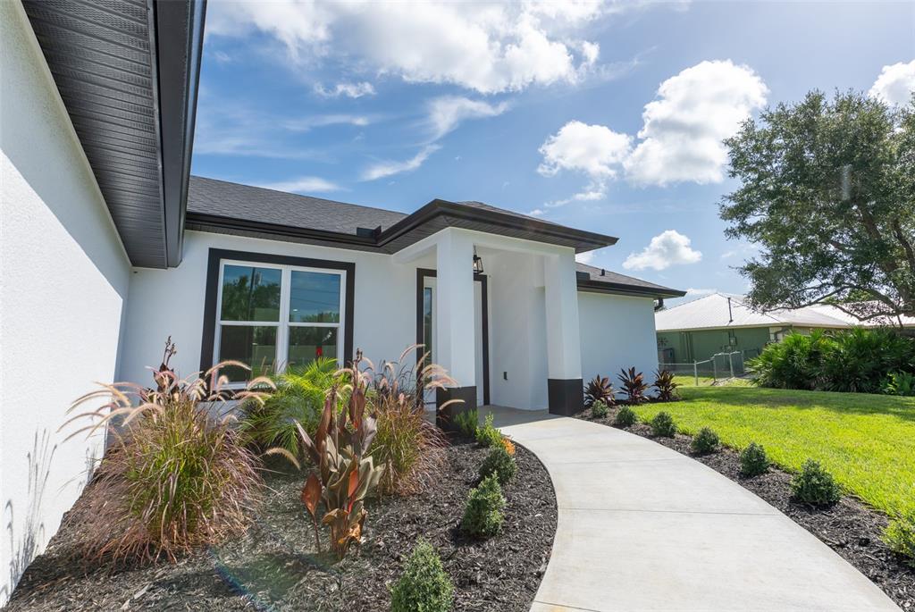 8846 Southwest Liverpool Road Arcadia, FL 34269 - Photo 3 of 29 a front view of a house with garden