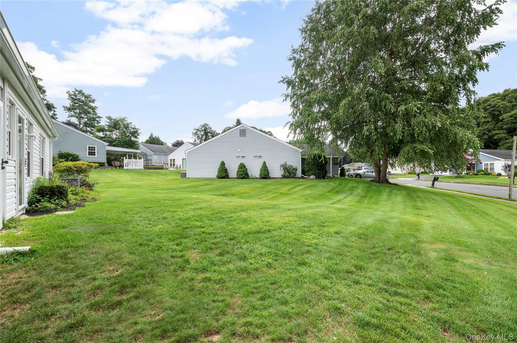 7 Avon Court Ridge, NY 11961 - Photo 16 of 17 Gallery Image 16