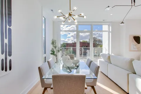 $545,000 | 5428 North Winthrop Avenue, Unit 201, Chicago, IL 60640