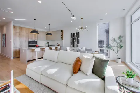 $545,000 | 5428 North Winthrop Avenue, Unit 201, Chicago, IL 60640