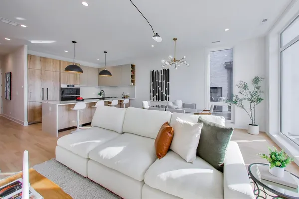 $545,000 | 5428 North Winthrop Avenue, Unit 201, Chicago, IL 60640