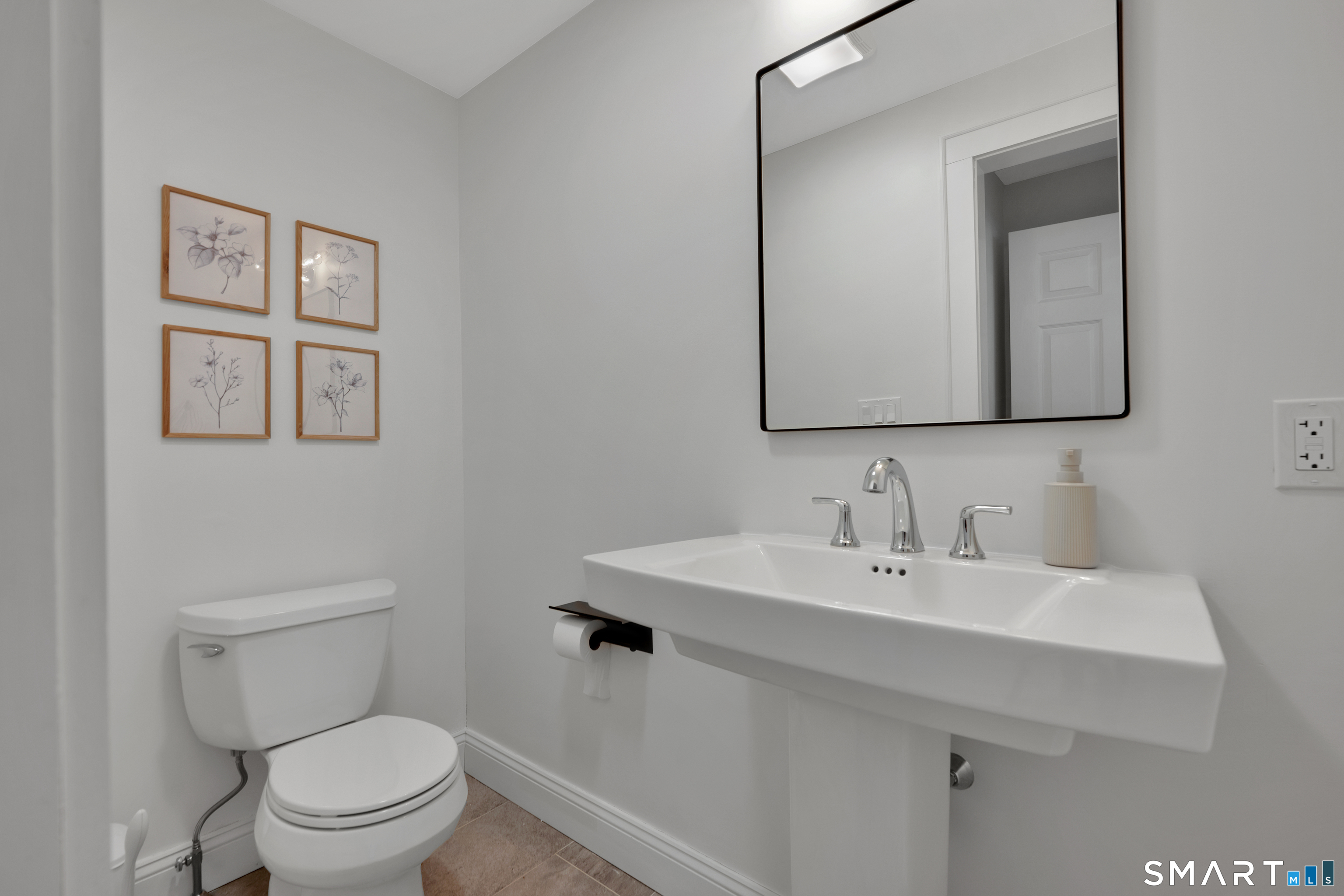 20 Lynnbrook Road Fairfield, CT 06825 - Photo 20 of 40 a bathroom with a toilet a sink and mirror
