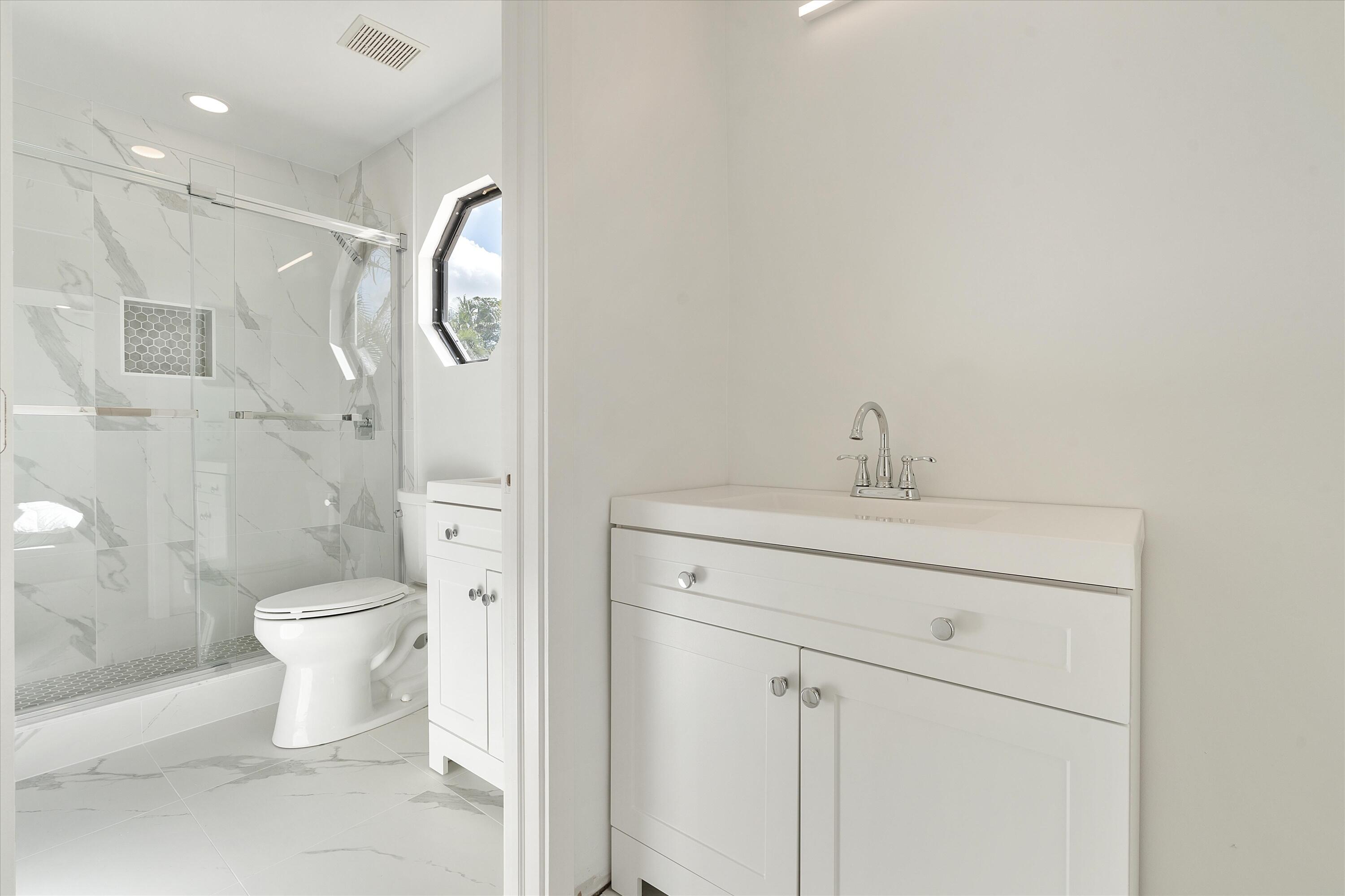 17087 Ryton Lane Boca Raton, FL 33496 - Photo 22 of 25 Jack & Jill Bathroom