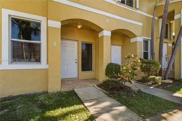 $3,000 | 810 Northeast 212th Terrace, Unit 5, Miami, FL 33179