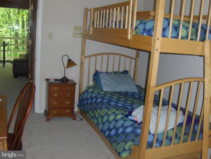 10704 Hunters Valley Road Vienna, VA 22181 - Photo 14 of 26 Teenager's room