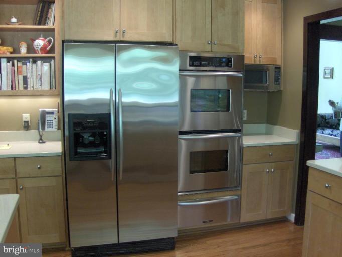 10704 Hunters Valley Road Vienna, VA 22181 - Photo 5 of 26 Gourmet Kitchen