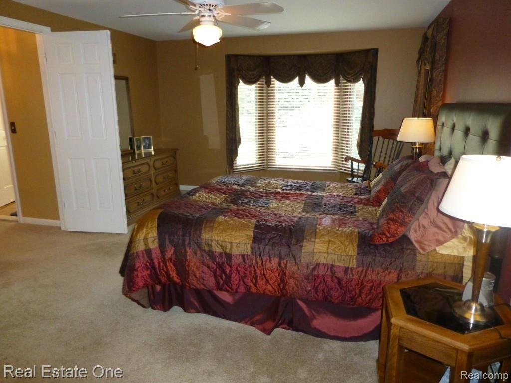 2581 Topsham Drive Rochester, MI 48306 - Photo 15 of 24 P1010092.jpg