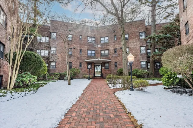 $429,000 | 50 Brompton Road, Unit 2H, Great Neck, NY 11021