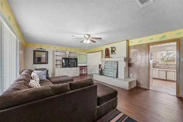 $1,600 | 411 County Road 3609, Edgewood, TX 75117