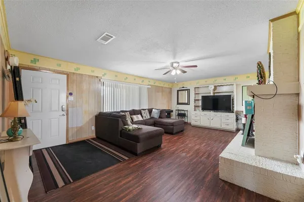 $1,600 | 411 County Road 3609, Edgewood, TX 75117