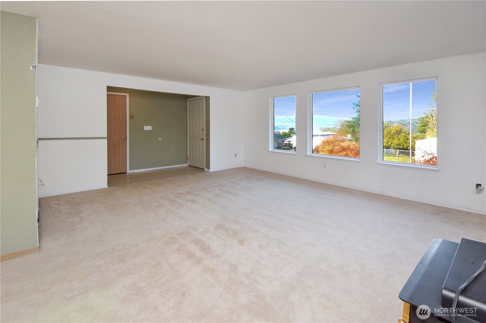 221 East 5th Street Union, WA 98592 - Photo 13 of 32 an empty room with windows