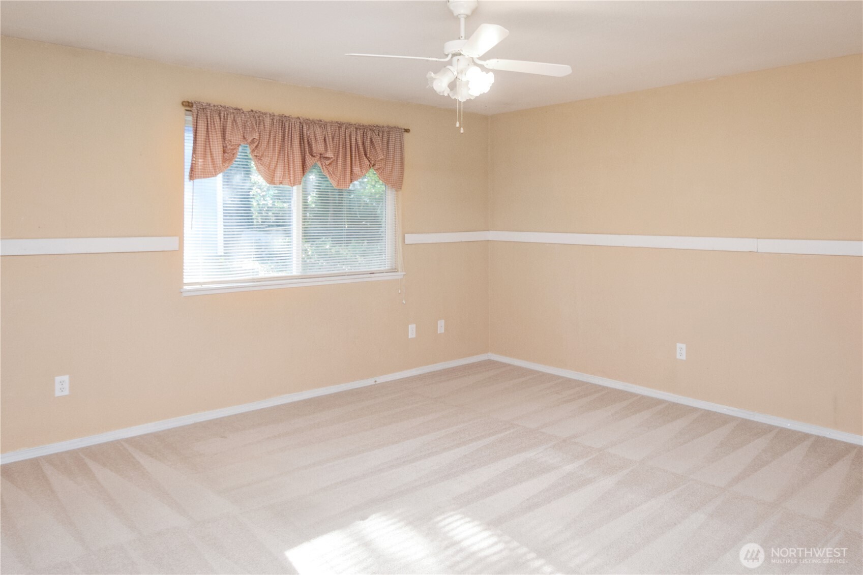 221 East 5th Street Union, WA 98592 - Photo 29 of 32 an empty room with a window