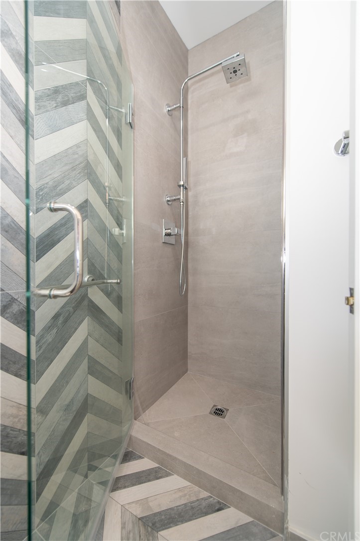 5 Clipper Road, Unit B Rancho Palos Verdes, CA 90275 - Photo 20 of 20 a bathroom with a shower