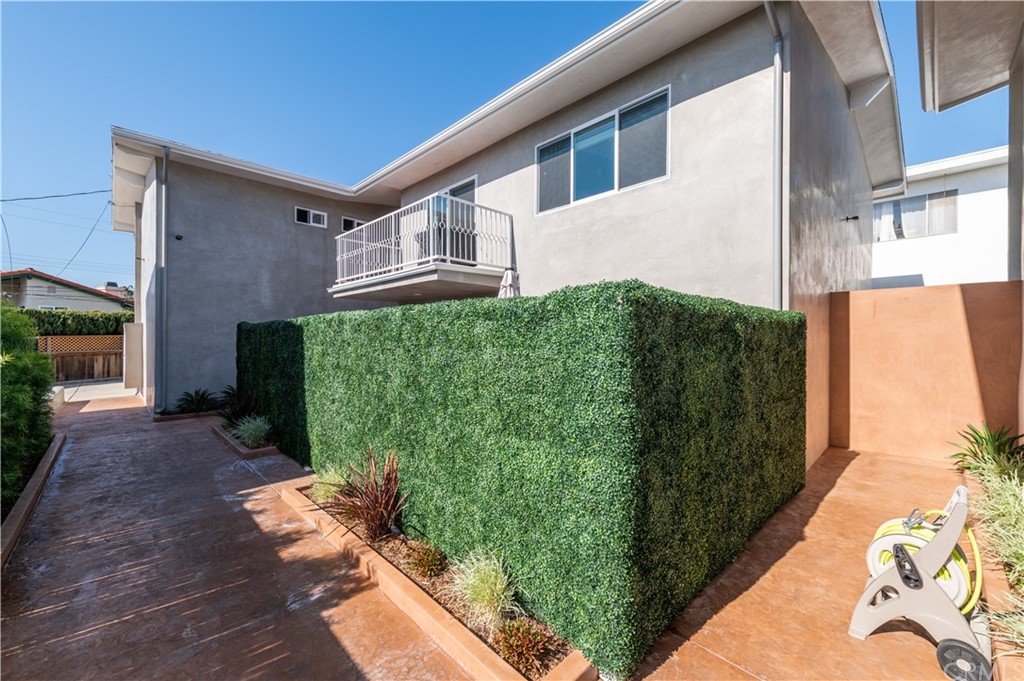 5 Clipper Road, Unit B Rancho Palos Verdes, CA 90275 - Photo 4 of 20 a front view of a house with garden