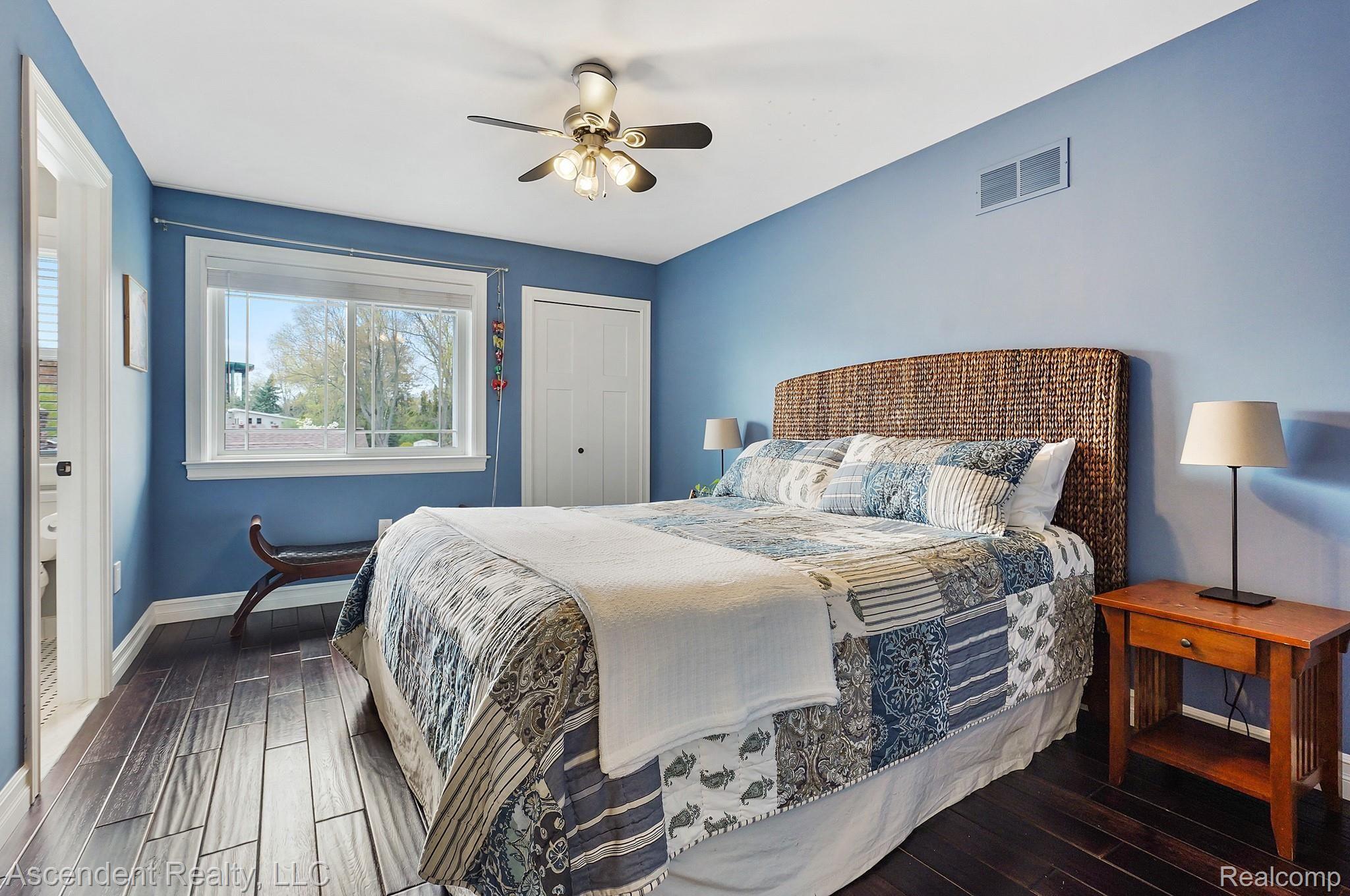 1823 Pembroke Road Birmingham, MI 48009 - Photo 25 of 42 En suite bedroom