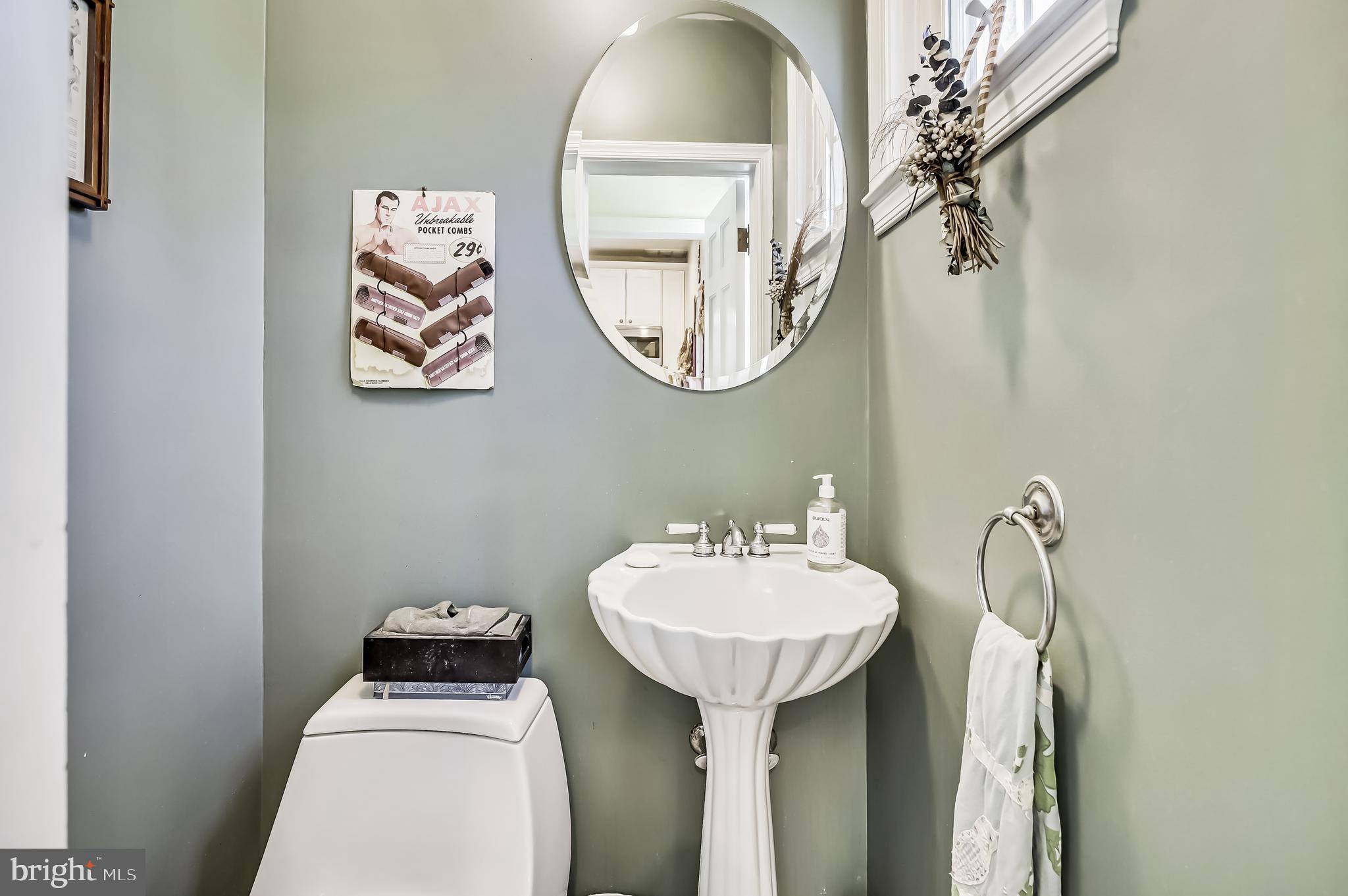 602 Hatherleigh Road Baltimore, MD 21212 - Photo 14 of 38 First floor powder room