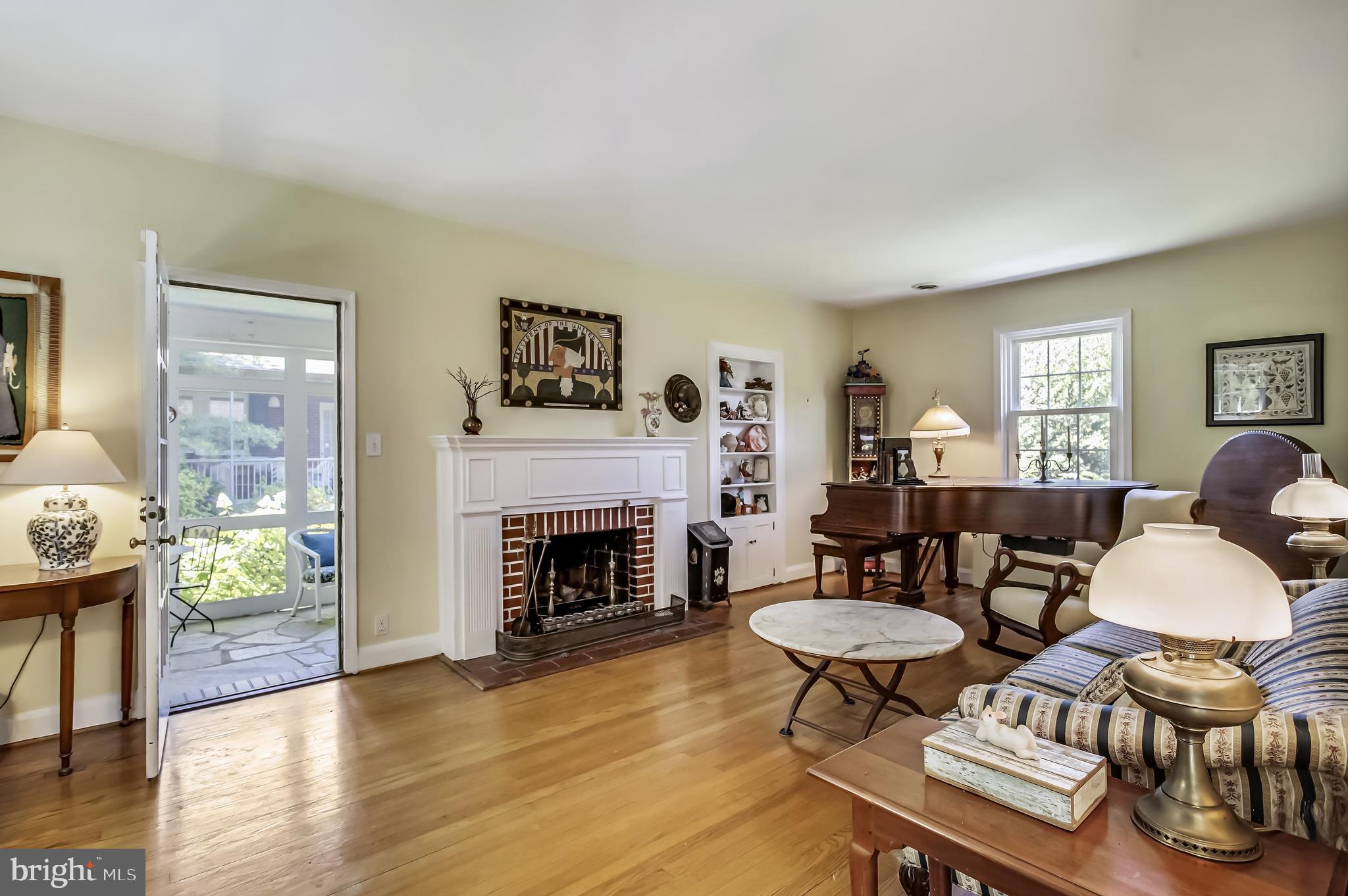 602 Hatherleigh Road Baltimore, MD 21212 - Photo 4 of 38 LIving room w/fieplace and room for a grand piano!