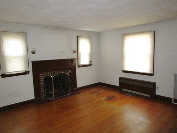 51 Edgemere Road Pawtucket, RI 02861 - Photo 4 of 14 Gallery Image 4
