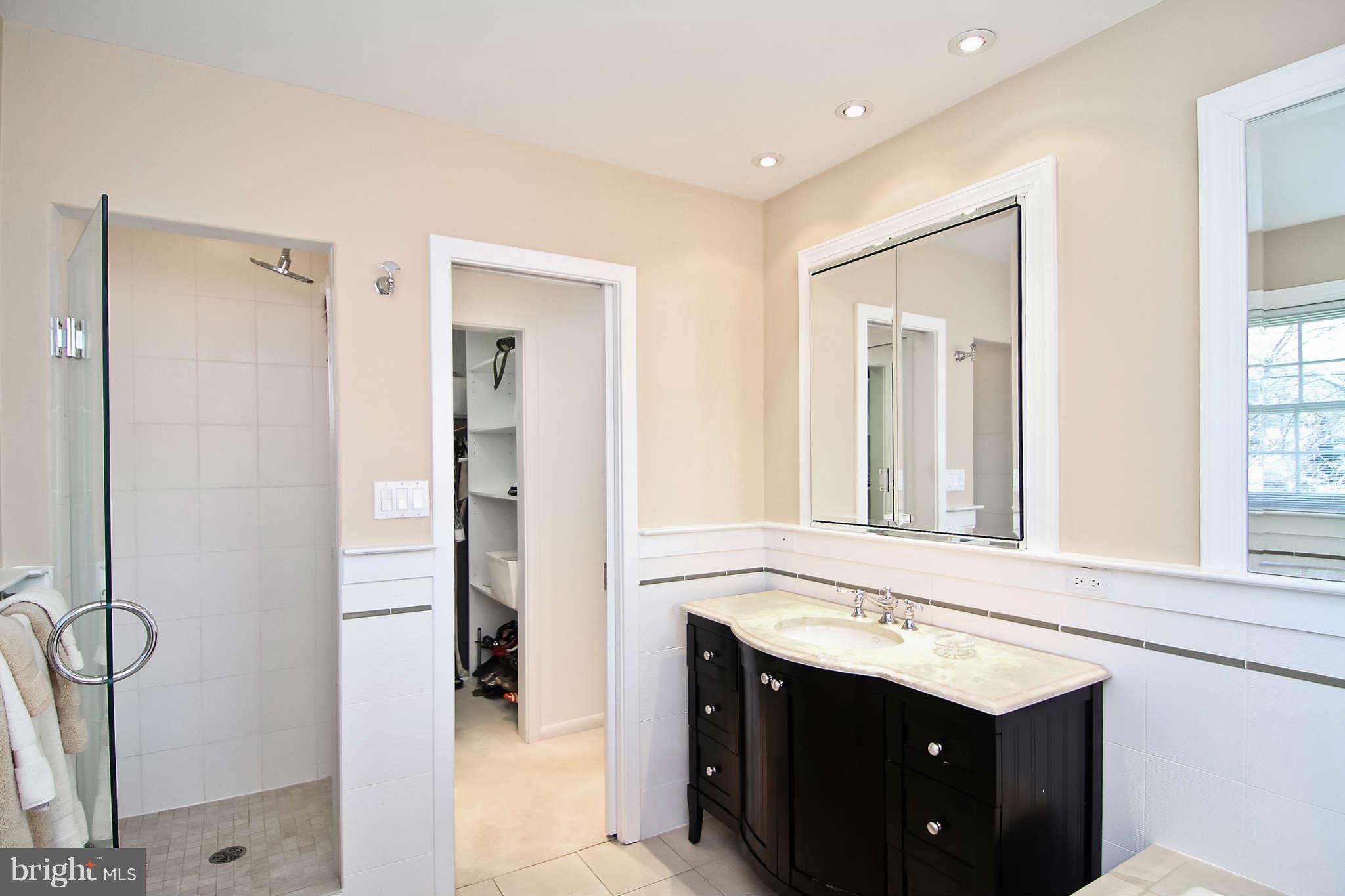 6511 Winnepeg Road Bethesda, MD 20817 - Photo 16 of 30 Bath (Master)