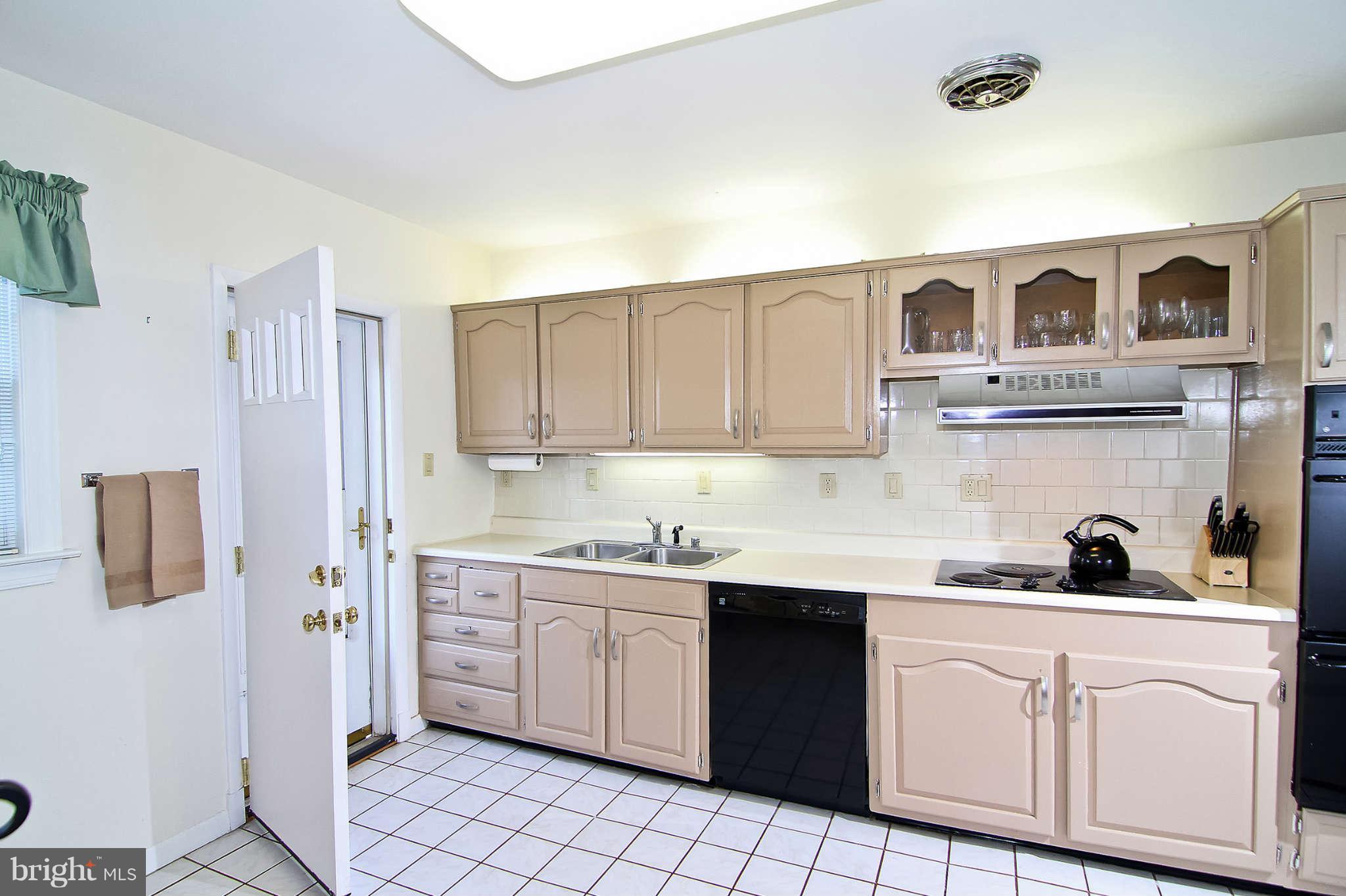 6511 Winnepeg Road Bethesda, MD 20817 - Photo 8 of 30 Kitchen