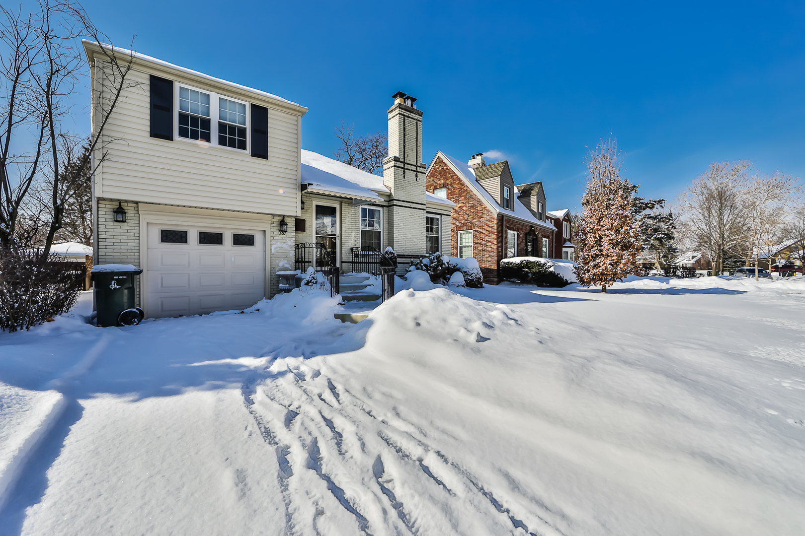 587 Selborne Road Riverside, IL 60546 - Photo 2 of 38