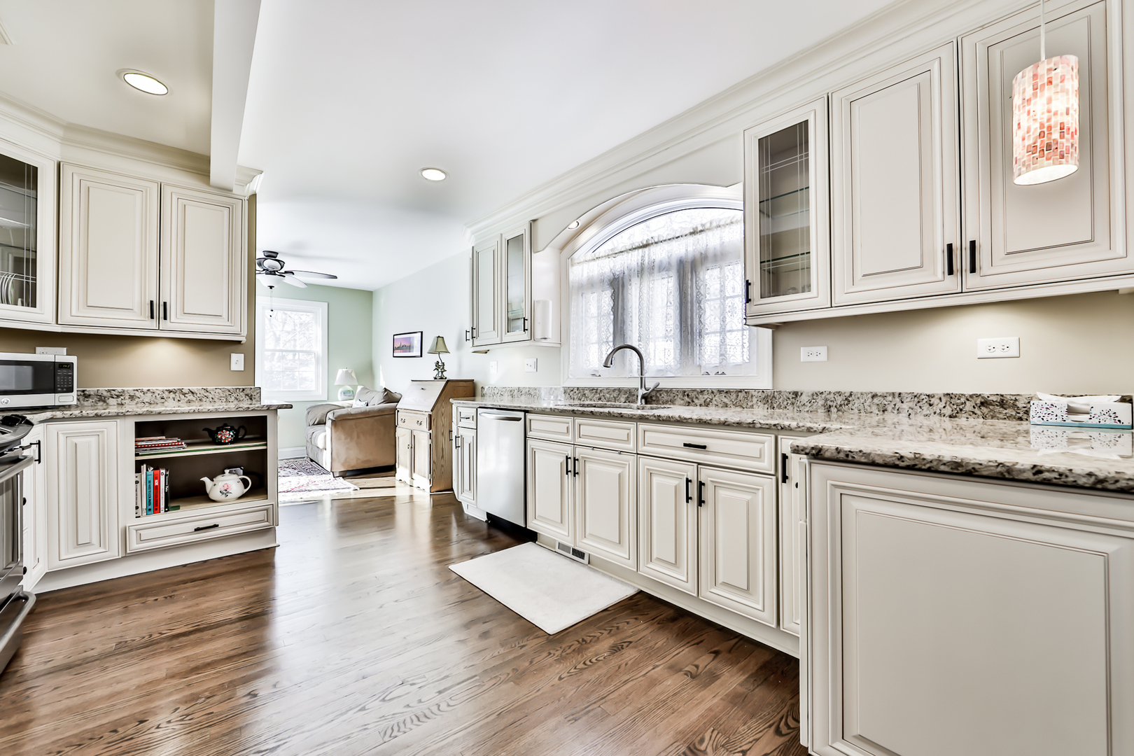 587 Selborne Road Riverside, IL 60546 - Photo 12 of 38