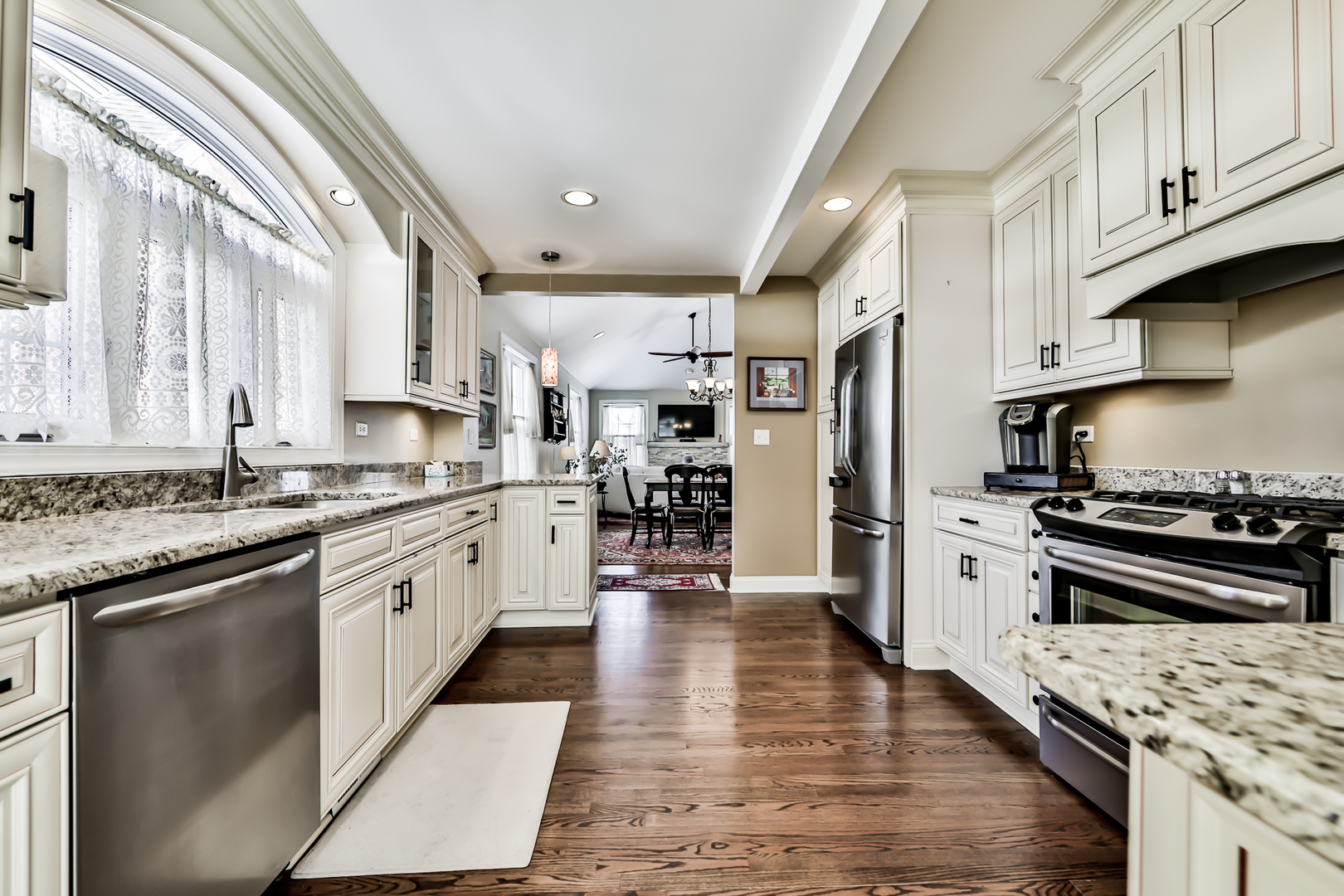 587 Selborne Road Riverside, IL 60546 - Photo 15 of 38