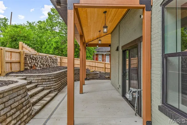 $425,000 | 422 North 2nd Street, De Soto, MO 63020