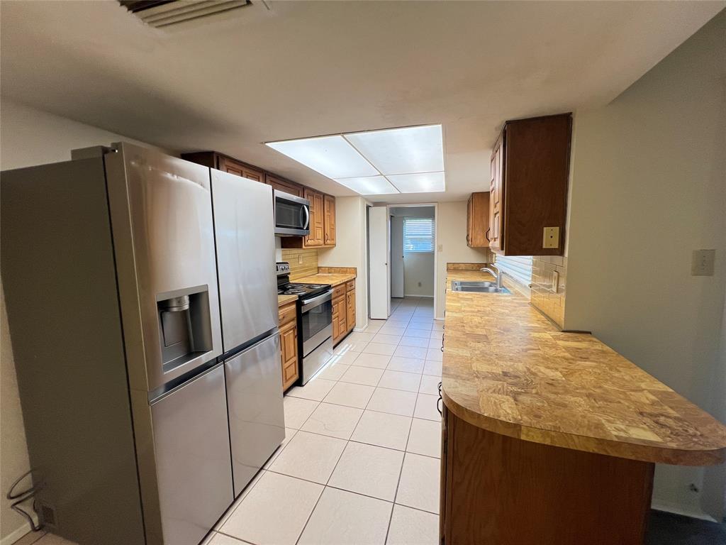 2107 Victoria Road Carrollton, TX 75007 - Photo 13 of 39
