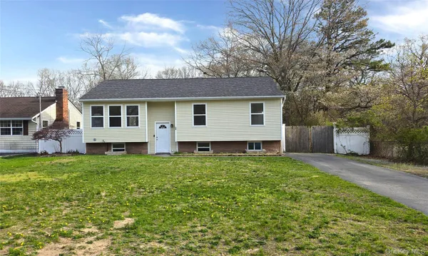 $674,900 | 6 A Murray Lane, Coram, NY 11727