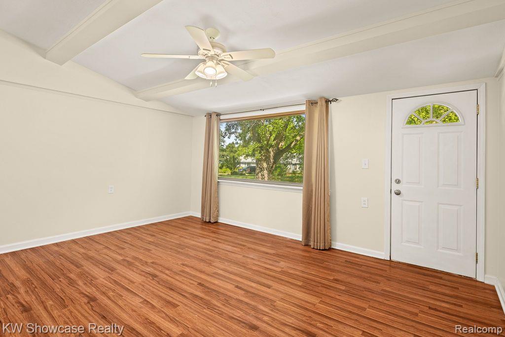 1804 Payson Road Walled Lake, MI 48390 - Photo 11 of 21 Living room