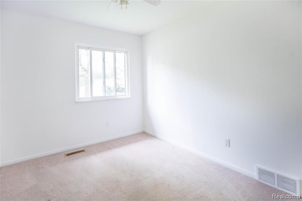 2695 Emmons Avenue Rochester Hills, MI 48307 - Photo 13 of 16