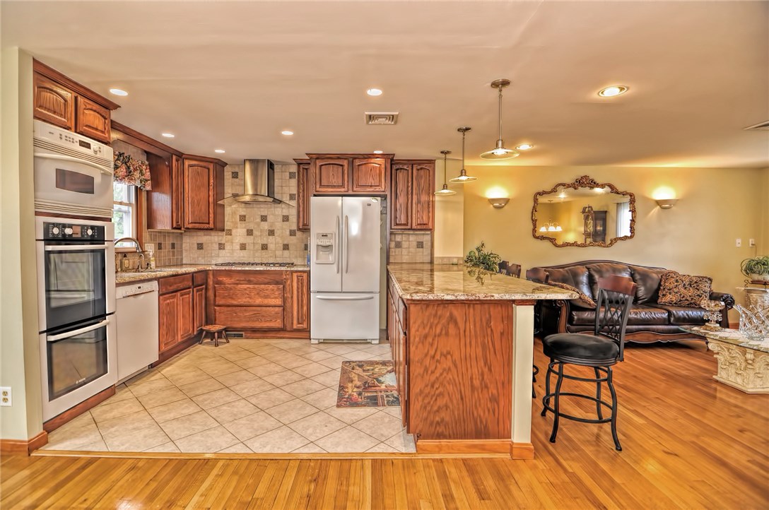 278 Bayberry Road Woonsocket, RI 02895 - Photo 4 of 39