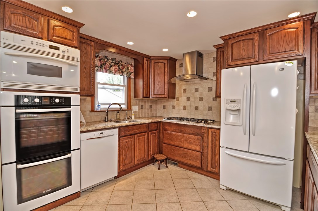 278 Bayberry Road Woonsocket, RI 02895 - Photo 6 of 39