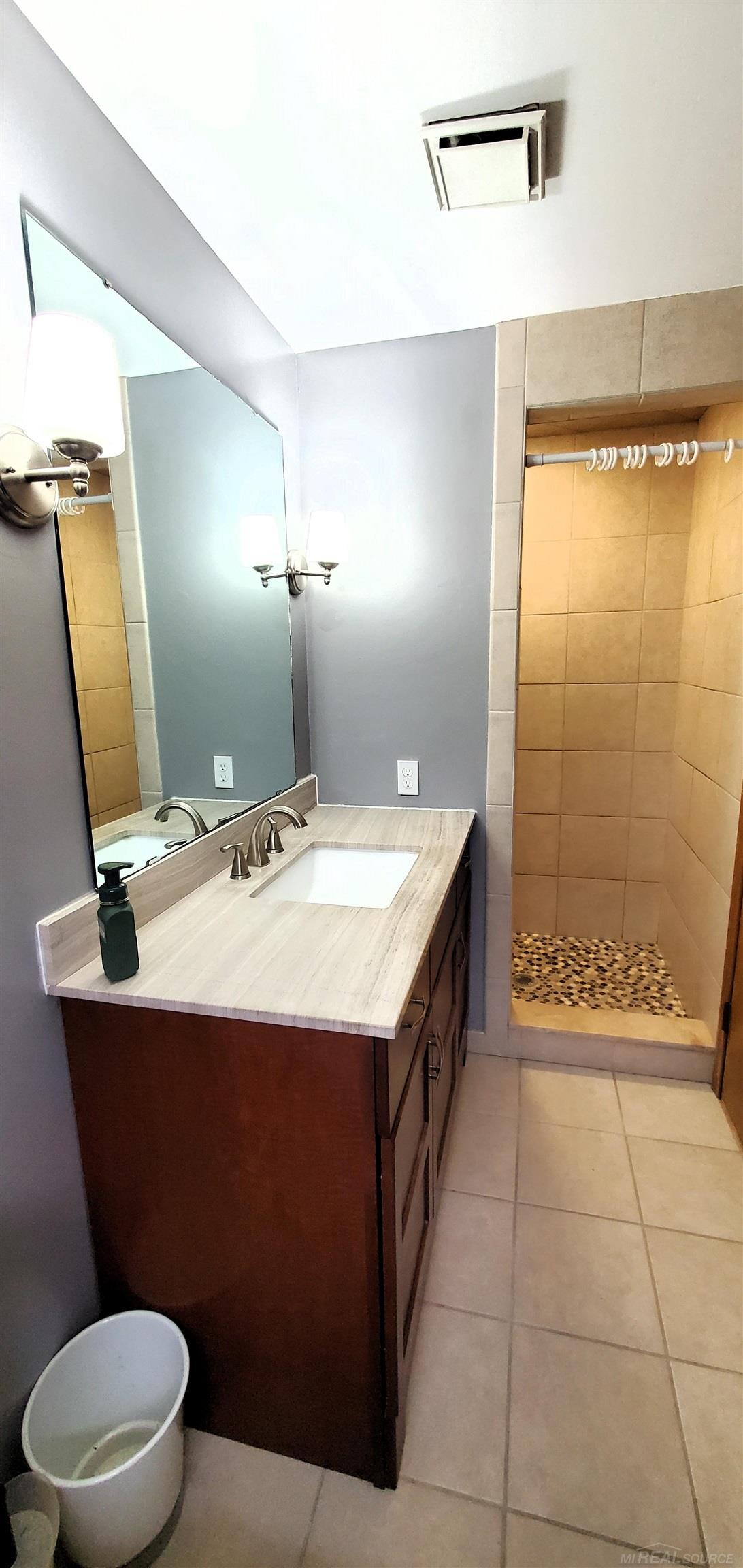 411 Broadleaf Drive Rochester, MI 48306 - Photo 39 of 73 50128763-d95c1314-4850-4438-ae6a-0a838599850a.JPG