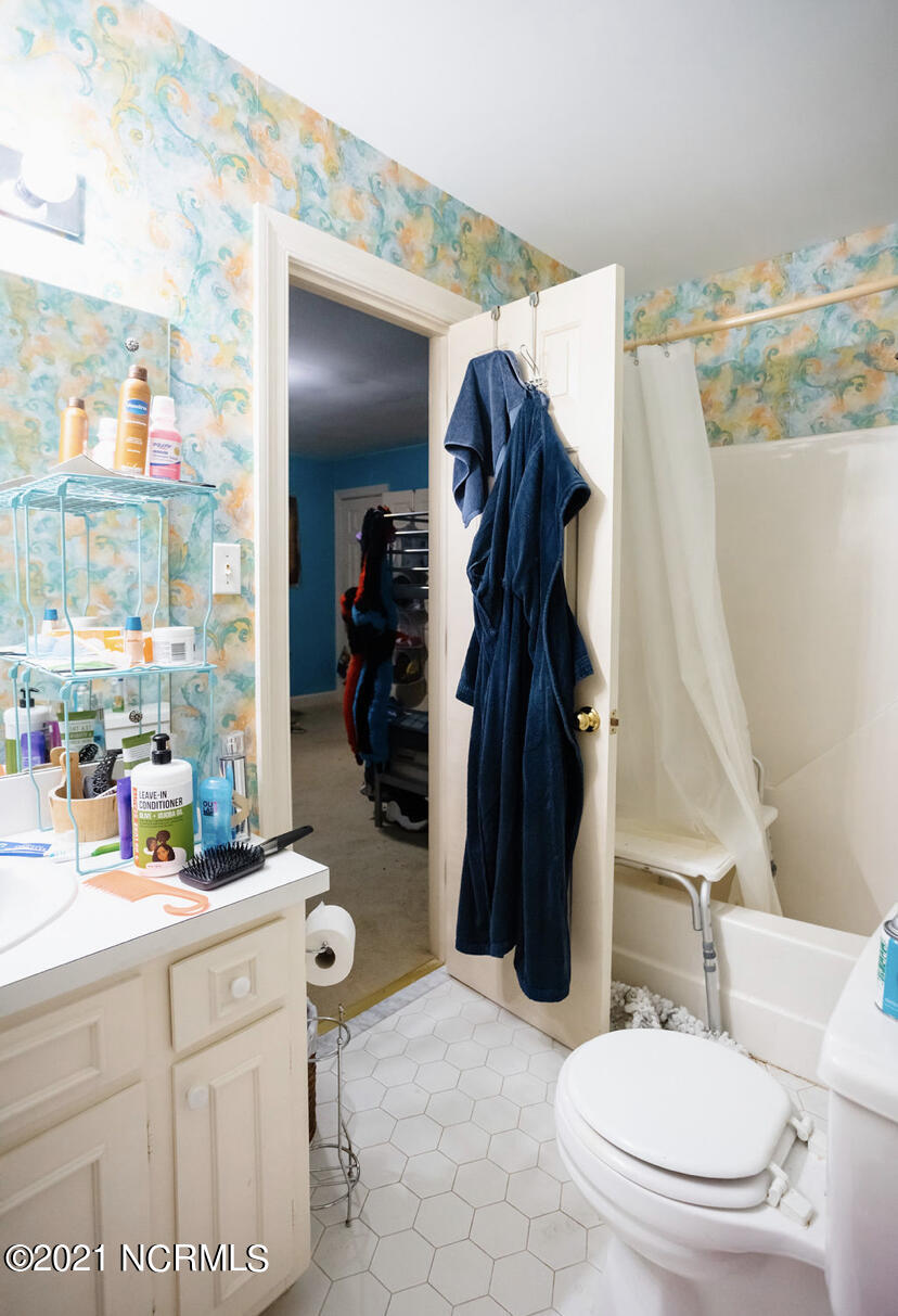 605 Raleigh Rd Parkway West Wilson, NC 27893 - Photo 21 of 28 Upstairs bathroom