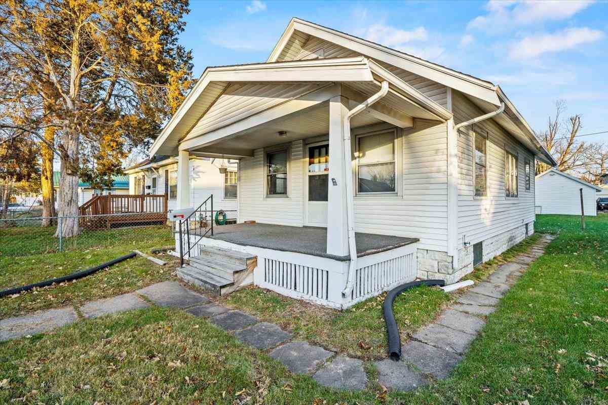 884 Center Point Road Northeast Cedar Rapids, IA 52402 - Photo 2 of 18 Gallery Image 2
