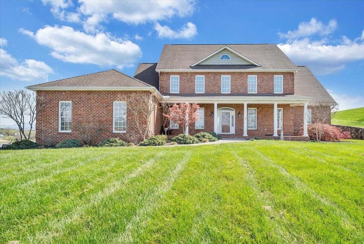 220 Settlers Road Fincastle, VA 24090 - Photo 2 of 106 a front view of a house with a yard