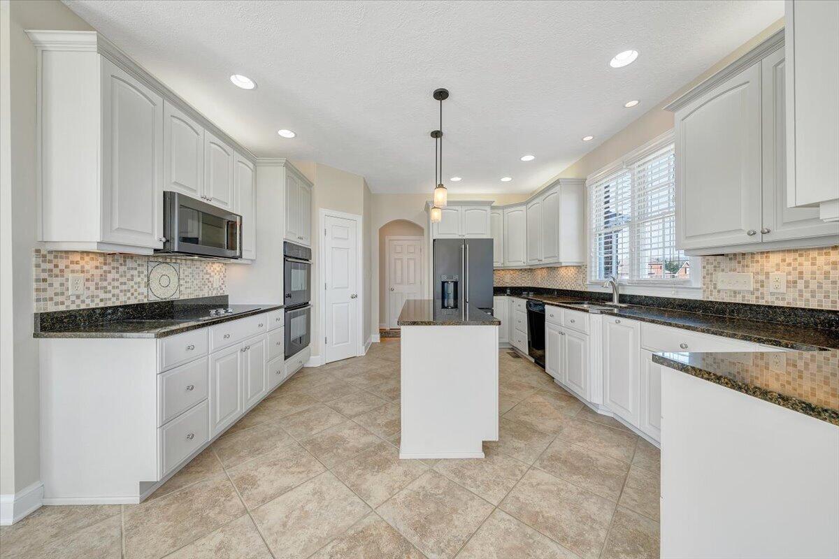 220 Settlers Road Fincastle, VA 24090 - Photo 25 of 106 a large kitchen with granite countertop a large counter top stainless steel appliances and cabinets