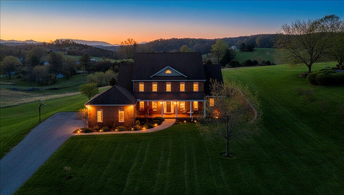 220 Settlers Road Fincastle, VA 24090 - Photo 3 of 106 a view of a big house with a big yard