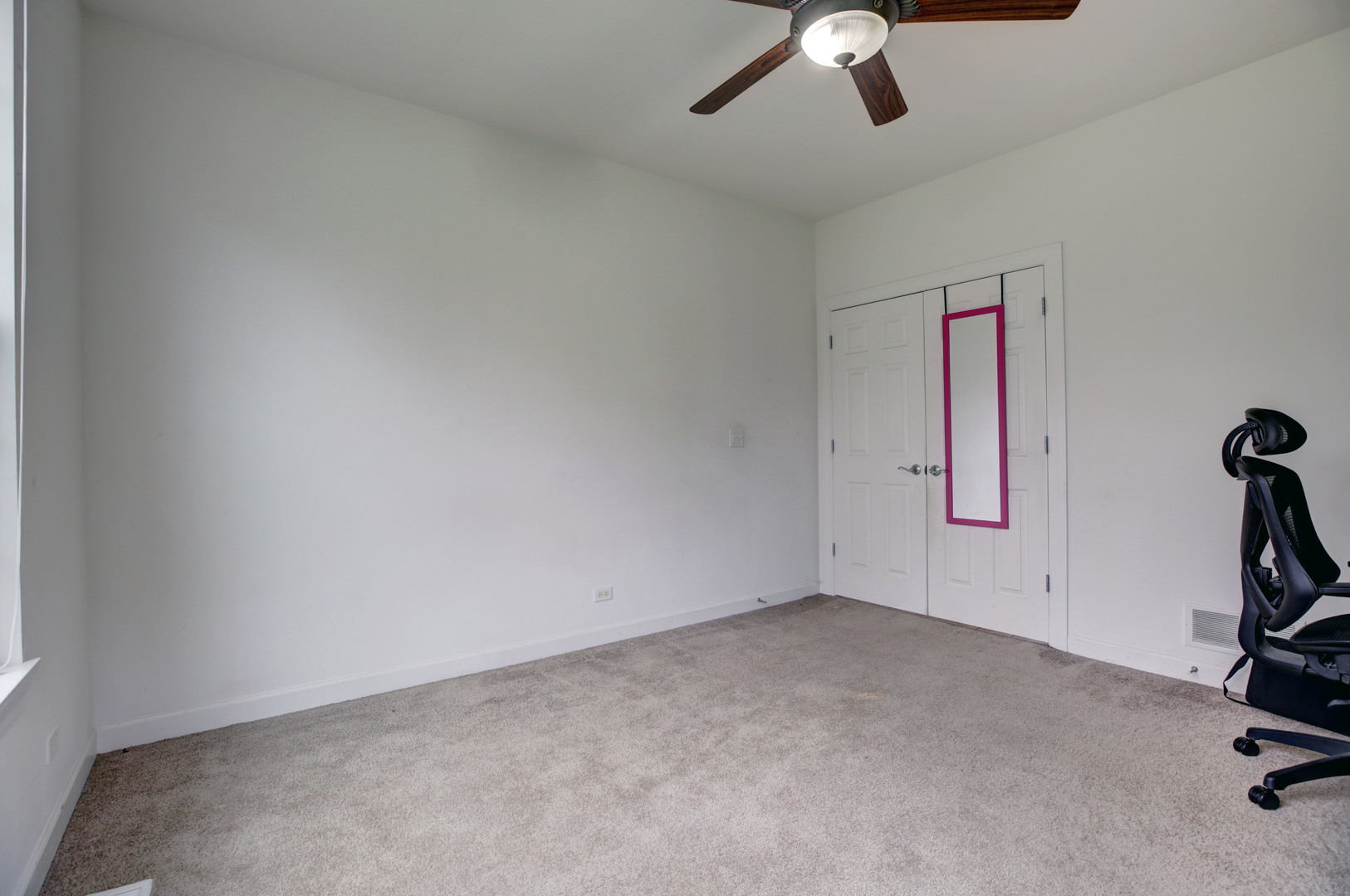 863 Oak Ridge Boulevard Elgin, IL 60120 - Photo 23 of 46 an empty room with windows