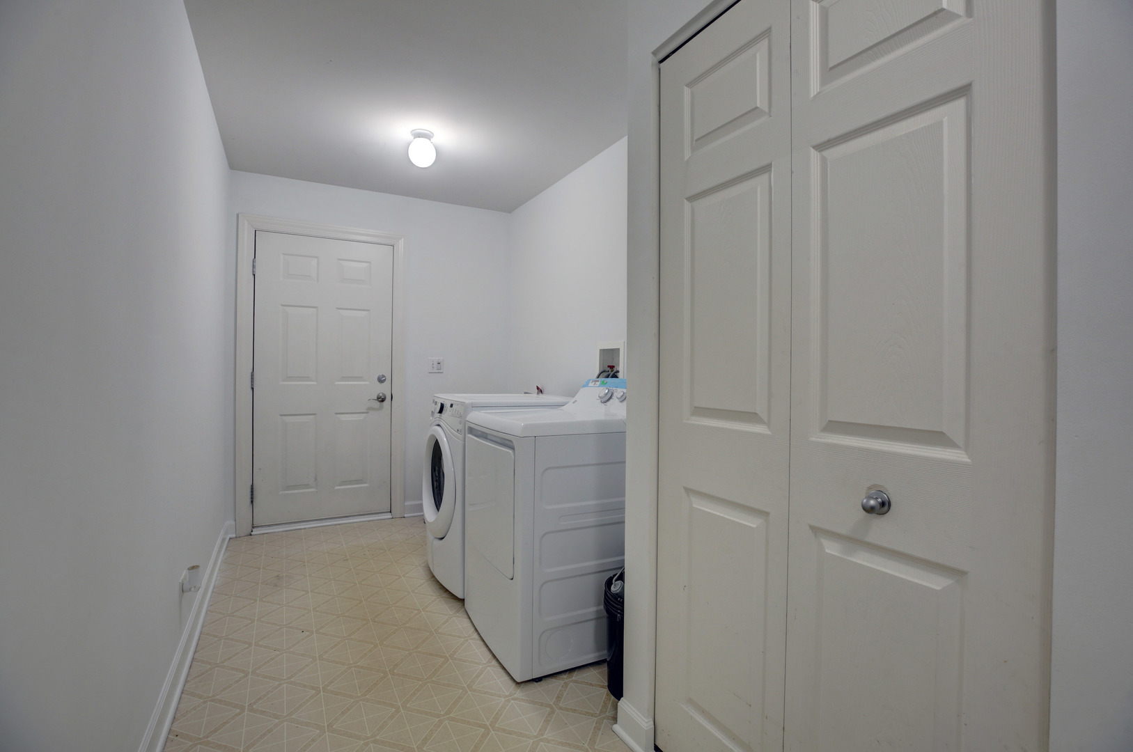 863 Oak Ridge Boulevard Elgin, IL 60120 - Photo 25 of 46 a bathroom with a sink and mirror