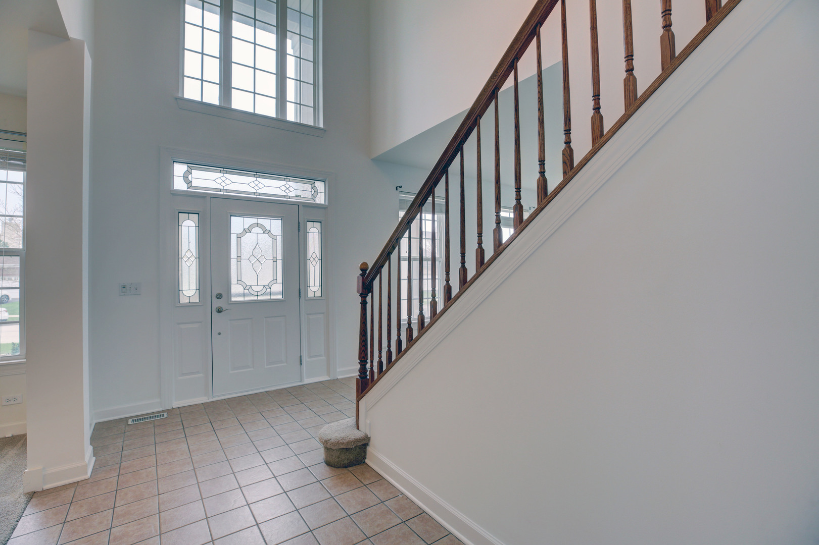 863 Oak Ridge Boulevard Elgin, IL 60120 - Photo 3 of 46 a view of an entryway
