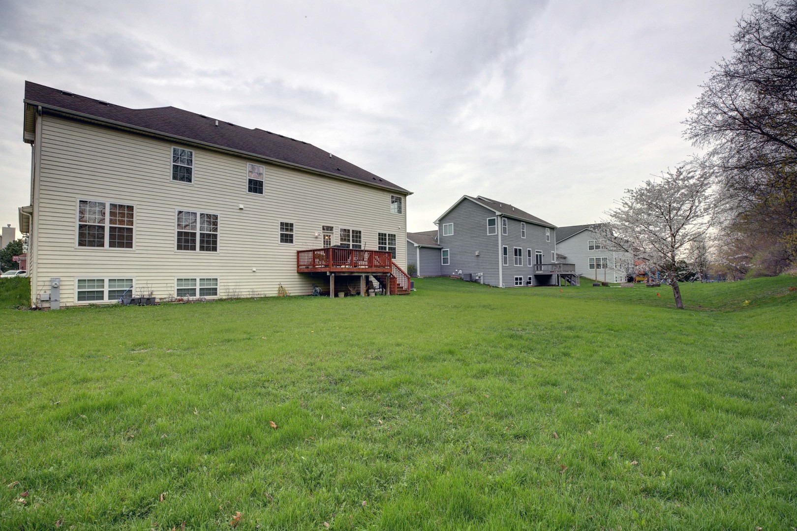 863 Oak Ridge Boulevard Elgin, IL 60120 - Photo 45 of 46 a house view with a garden space