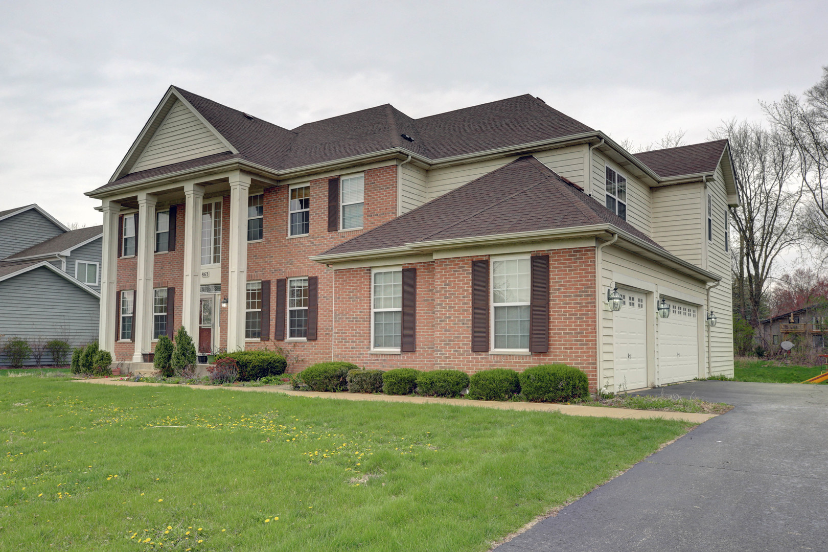 863 Oak Ridge Boulevard Elgin, IL 60120 - Photo 46 of 46 a front view of a house with garden