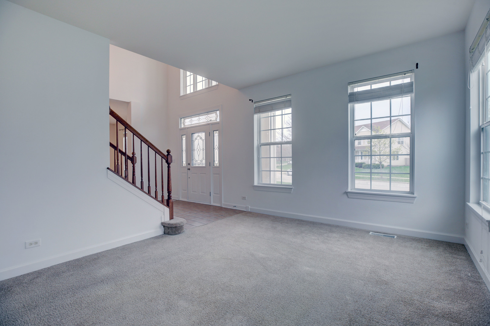 863 Oak Ridge Boulevard Elgin, IL 60120 - Photo 8 of 46 a view of an empty room with windows