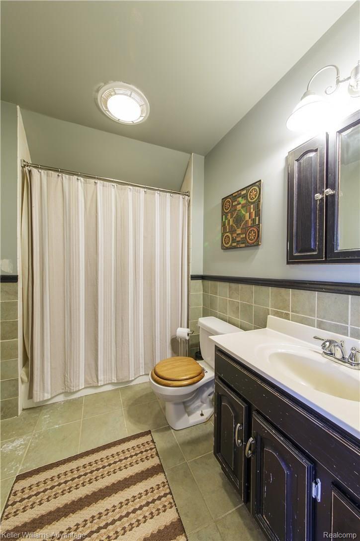 10547 North Territorial Road Dexter, MI 48130 - Photo 26 of 45 N Territorial_10547_(Upper)Bathroom01_02.jpg