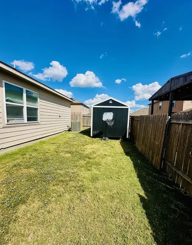 a view of a backyard