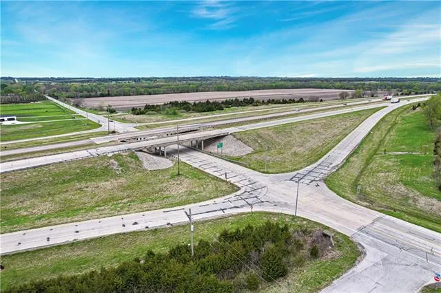 $950,000 | 255-th Edgemore Road, Paola, KS 66071